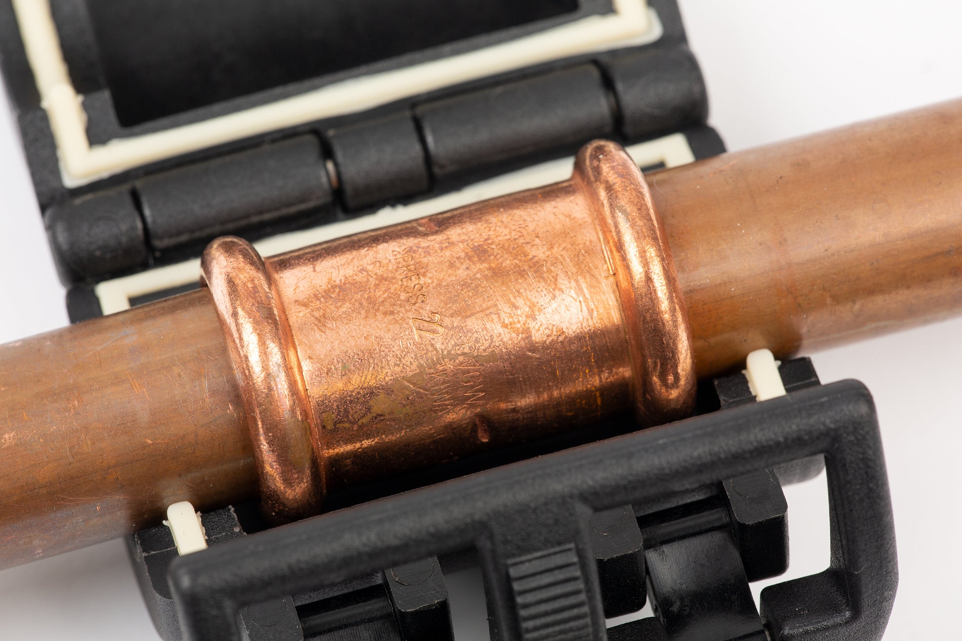 Copper pipe fitting
Kibosh rapid pipe repair clamp 
KIB22BK-R